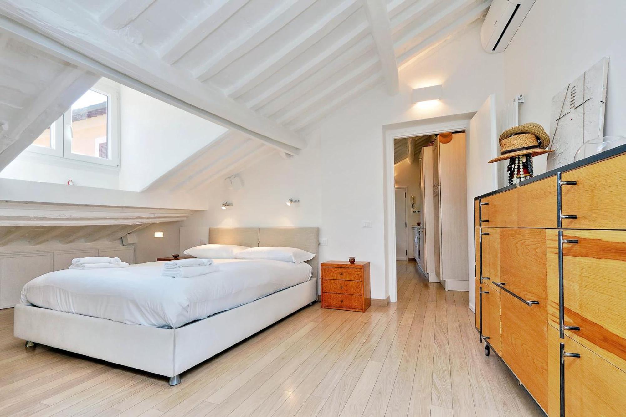 Pantheon Charming Attic | Romeloft * Roma